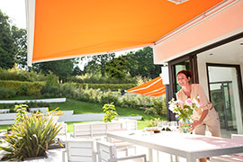 Απολαύστε την άνετη λειτουργία με τις ηλεκτροκίνητες τέντες. 