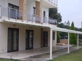 Πέργολα ανοιγόμενη στην περιοχή της Θέρμης